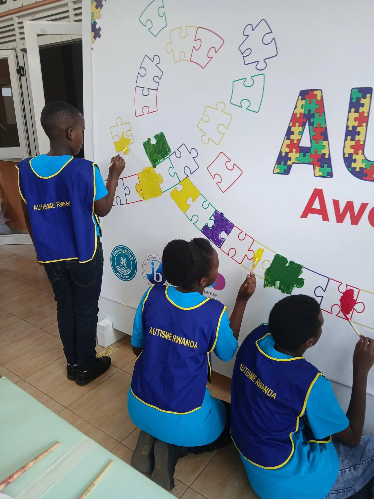 Des enfants d’Autisme Rwanda réalisant une œuvre collective