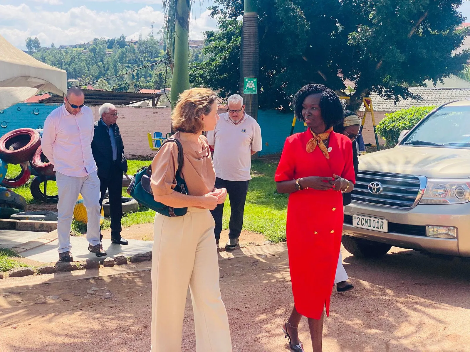 Rosine accueillant des partenaires en visite à Autisme Rwanda