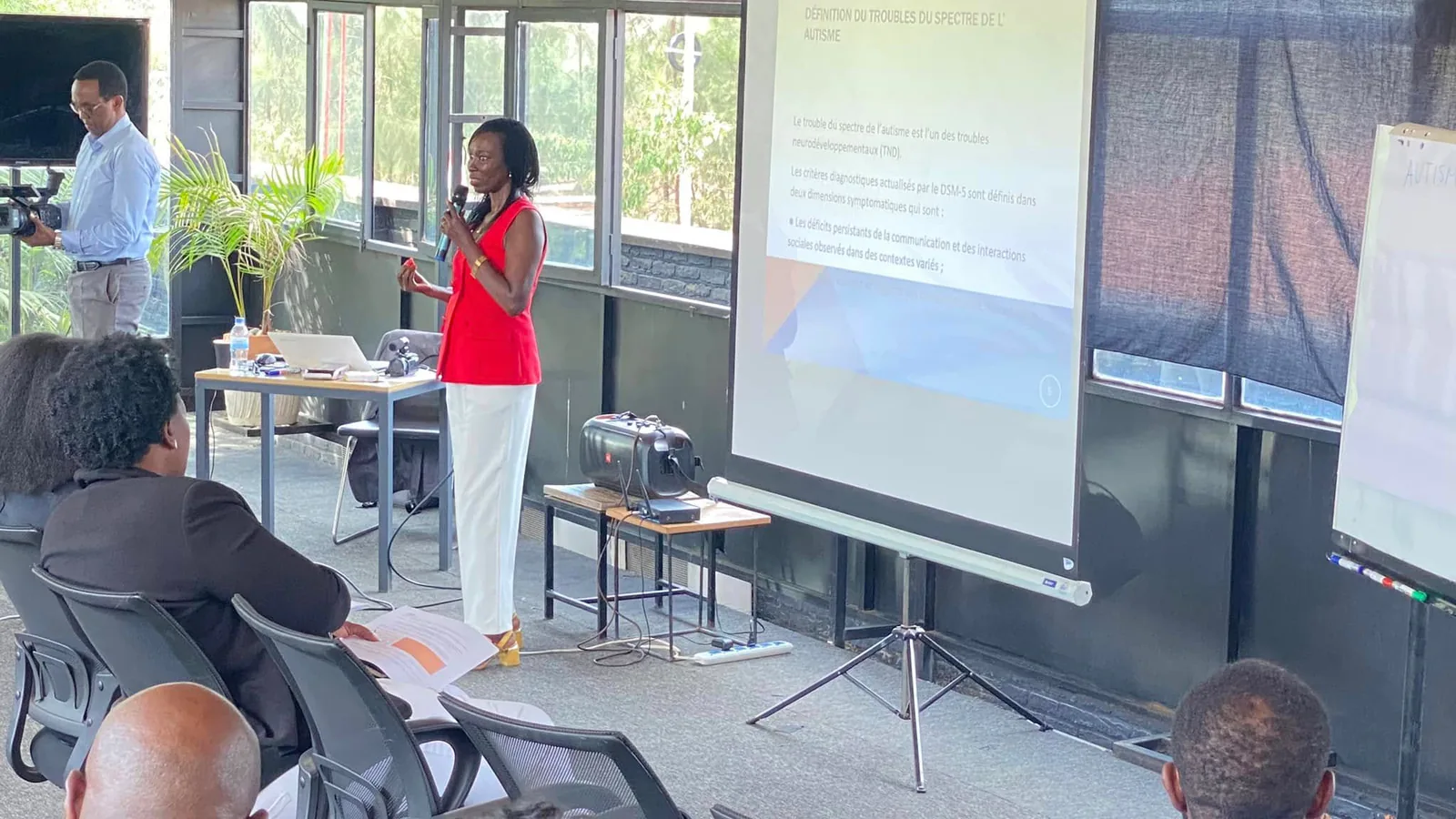 Rosine animant une formation professionnelle sur l’autisme