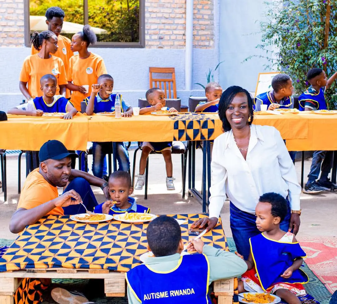 Rosine avec des enfants et l’équipe lors d’un repas partagé à Autisme Rwanda
