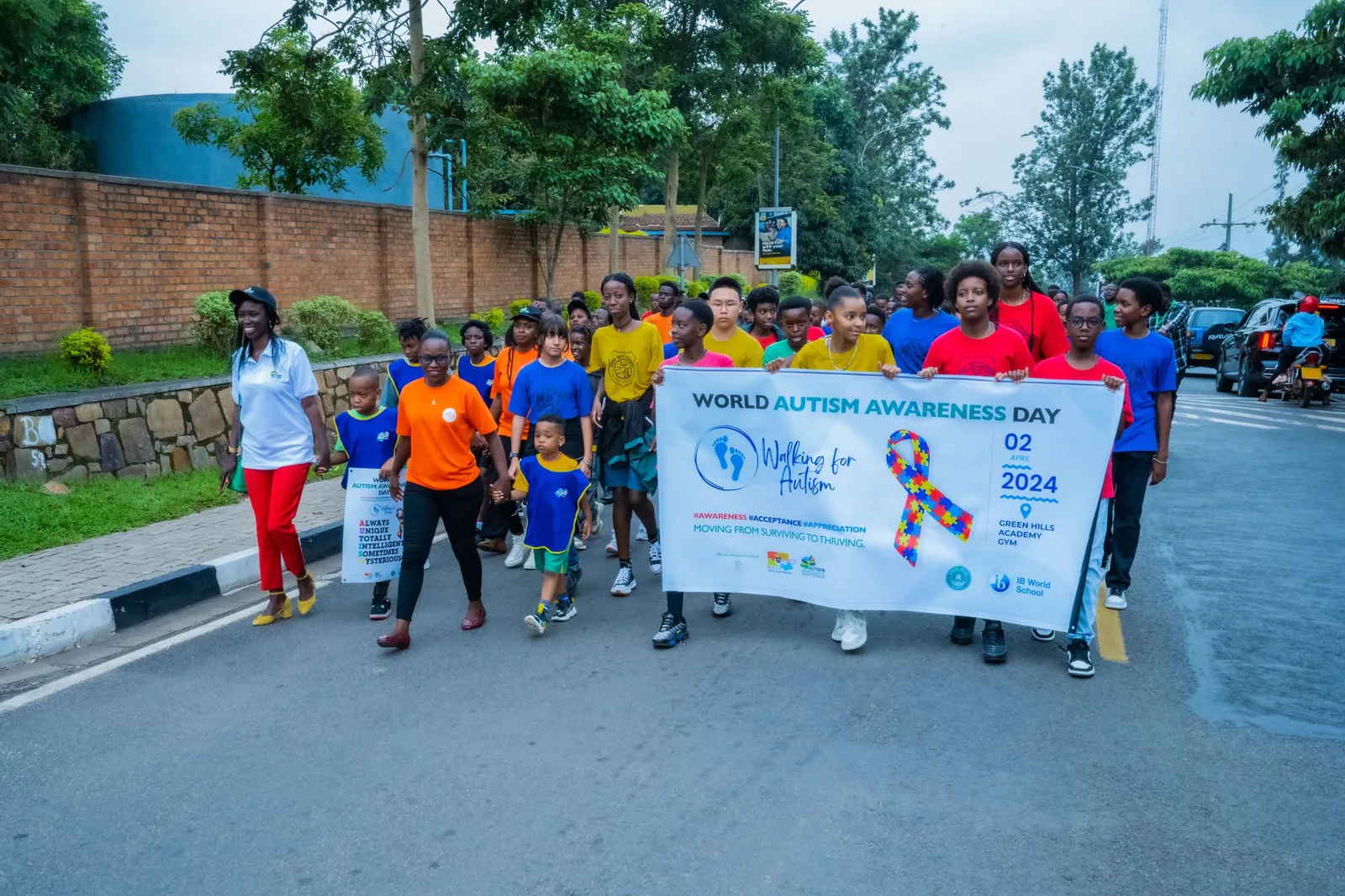 Enfants, familles et soutiens marchant ensemble lors de la Journée mondiale de l’autisme 2024